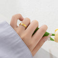 Bague pour femme avec motif ondulé élégant