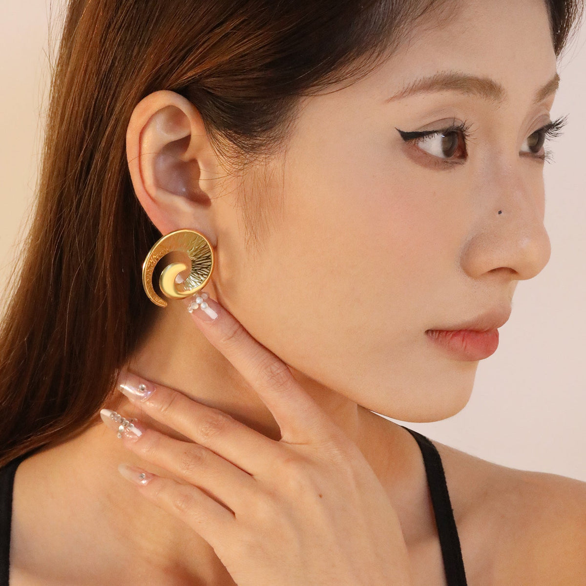 Boucles d'oreilles pendantes pour femme au design moderne et incurvé