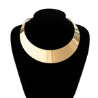 Collier choker pour femme au design en V moderne