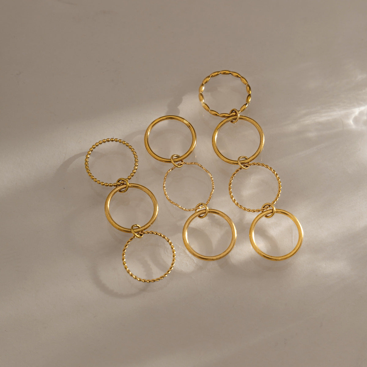 Bague élégante et hypoallergénique pour femme au design tressé