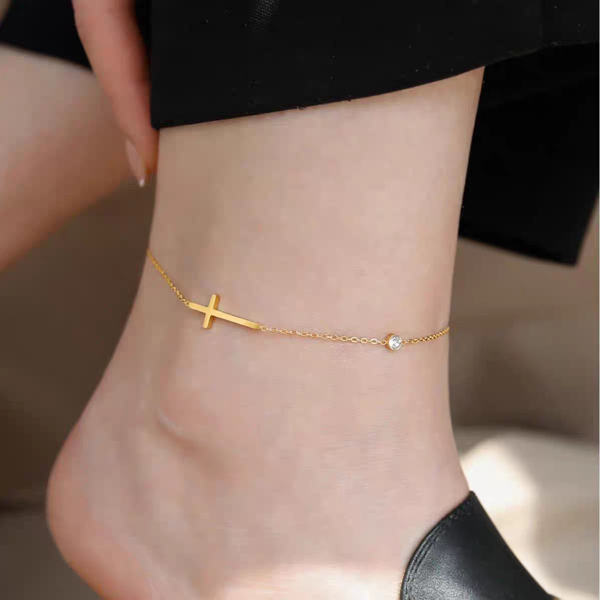 Collier pendentif croix gravée pour femme