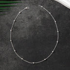 Collier chaîne délicat à perles argenté