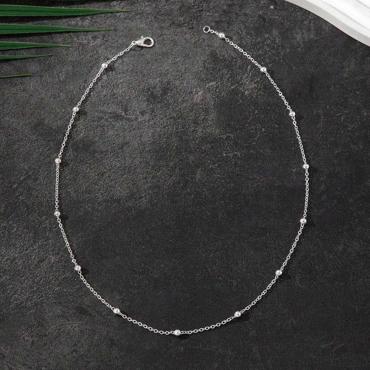 Collier chaîne délicat à perles argenté