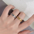 Bague pour femme au design à bords texturés