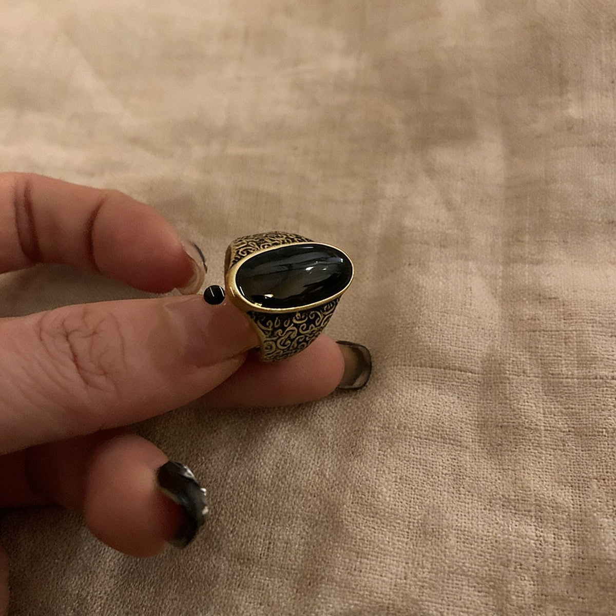 Bague pour femme avec onyx et design délicat