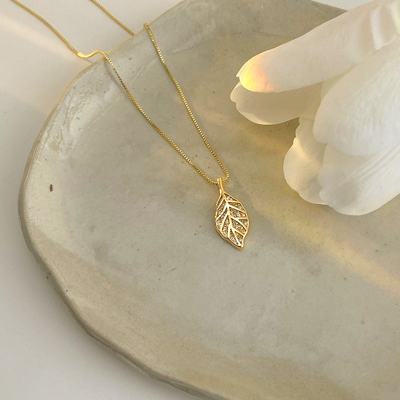 Collier pour femme avec pendentif feuille brillante