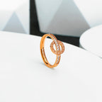 Bague élégante pour femme au design numérique ludique