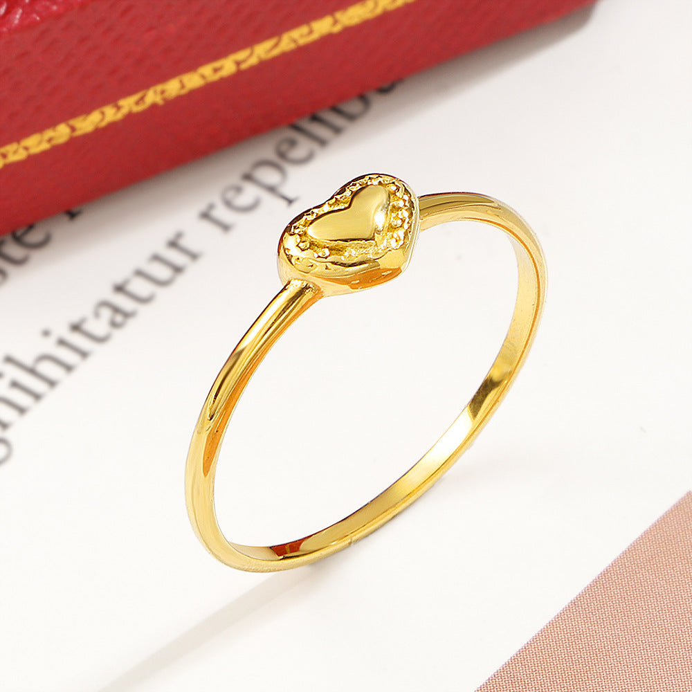 Bague délicate pour femme avec design en cœur et accents scintillants