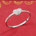 Bague délicate pour femme avec design en cœur et accents scintillants