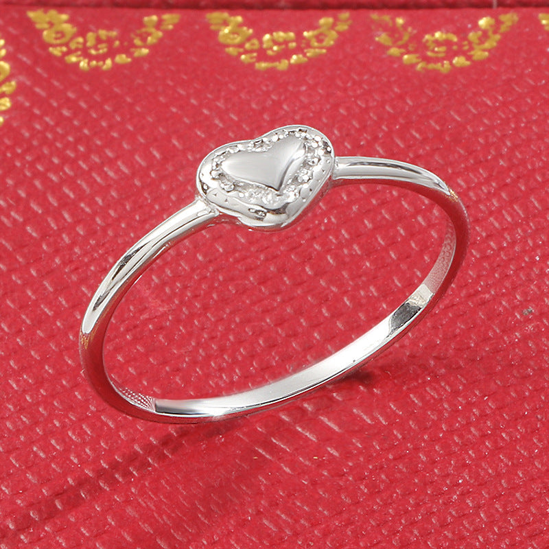 Bague délicate pour femme avec design en cœur et accents scintillants