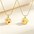Collier personnalisé pour femme avec pendentif cube et lettres colorées