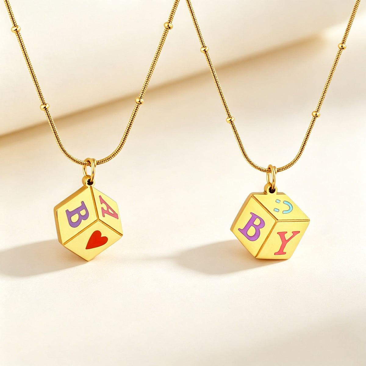 Collier personnalisé pour femme avec pendentif cube et lettres colorées