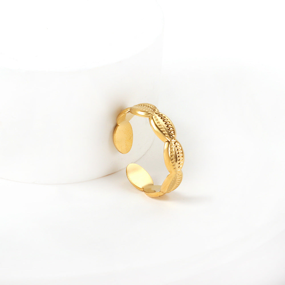 Bague ouverte pour femme motif coquillage doré