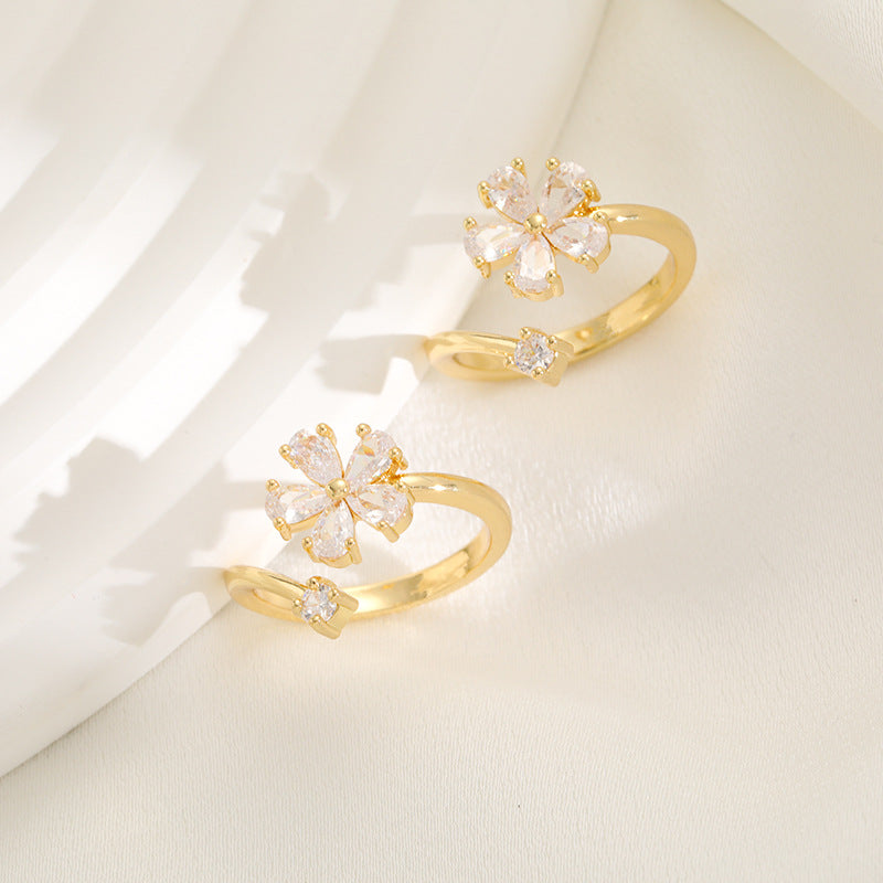 Bague pour femme au design floral élégant avec zircons