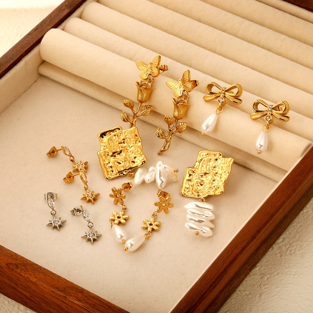 Boucles d'oreilles pendantes pour femme avec design floral et perles