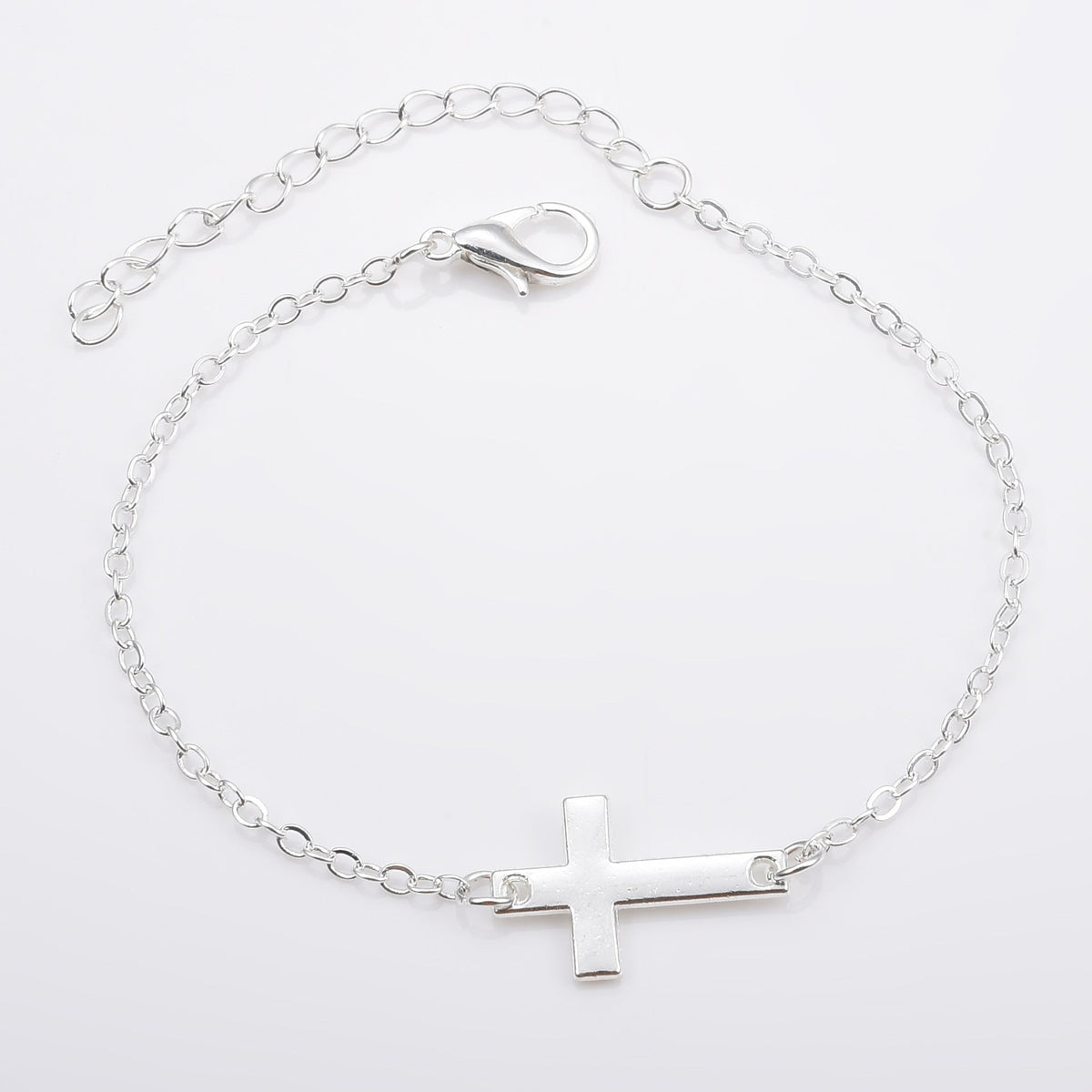 Bracelet minimaliste avec breloque croix