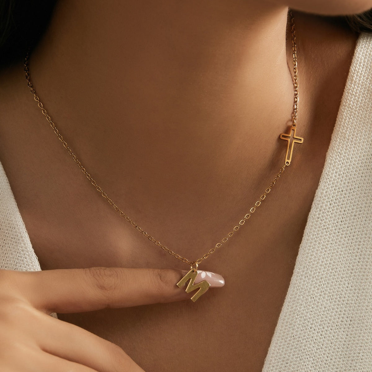 Collier personnalisé pour femme avec pendentif initiale et croix
