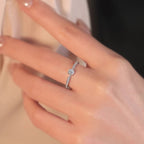 Bague solitaire élégante en zircon avec monture délicate