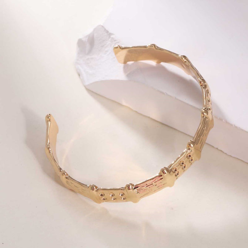 Bracelet ouvert pour femme au design bambou moderne