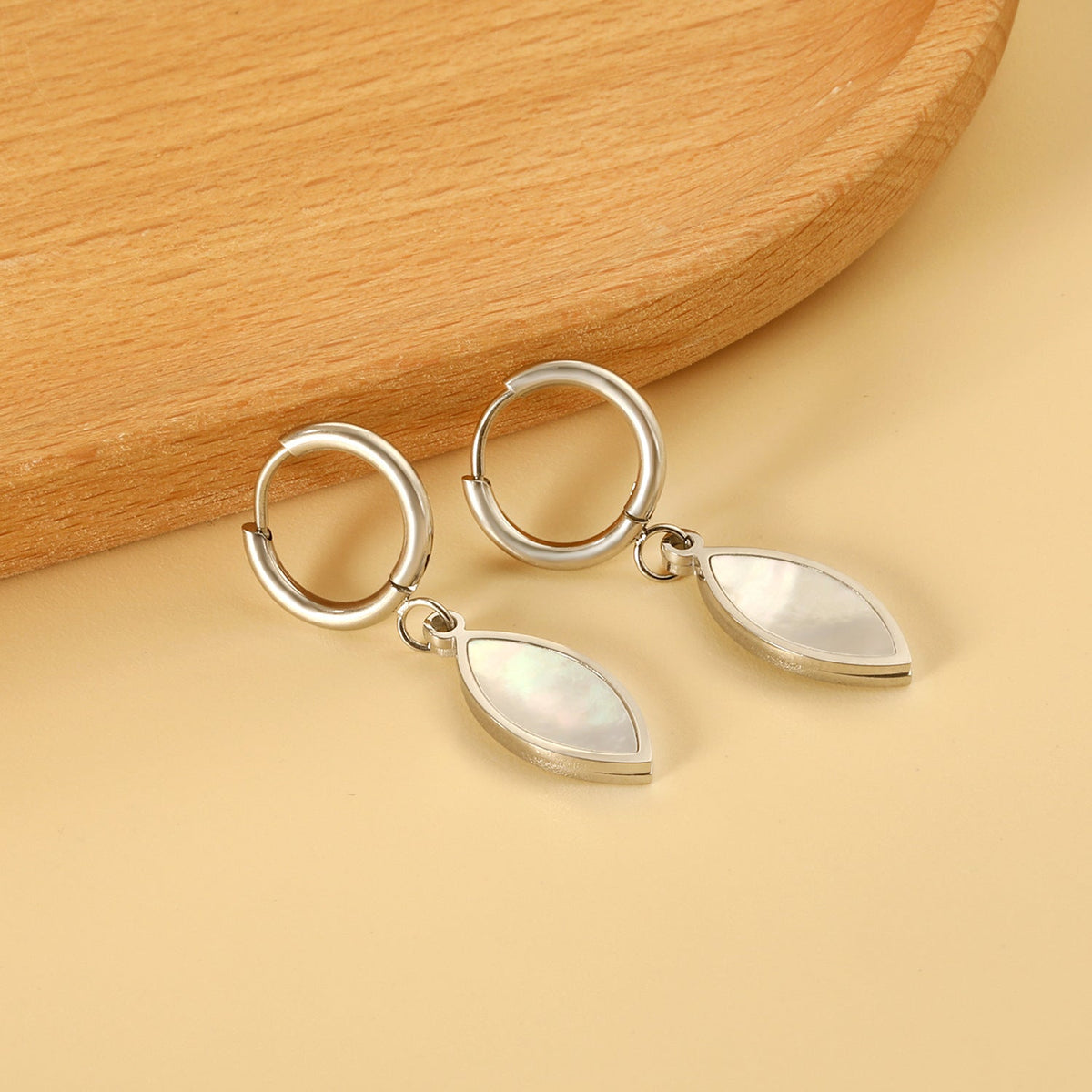 Boucles d'oreilles pendantes pour femme avec pendentif coquillage doré