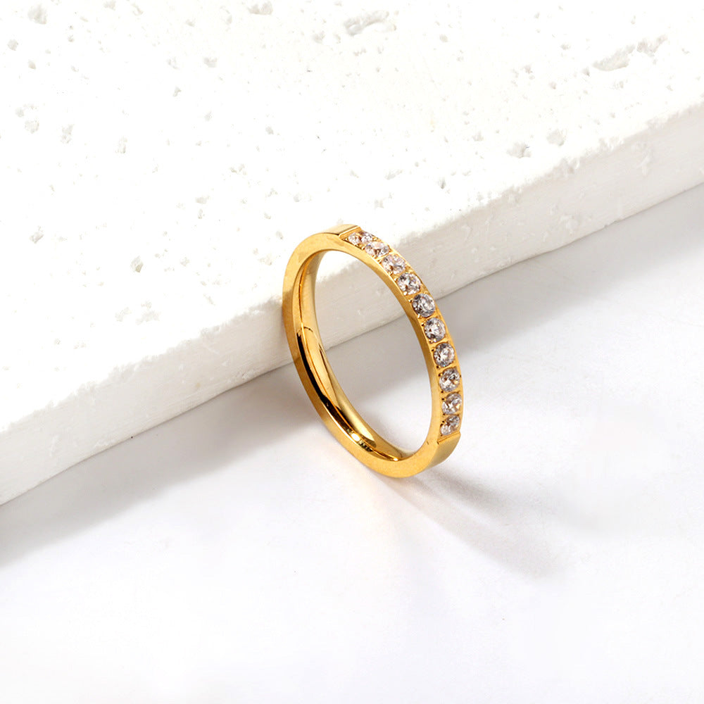 Bague pour femme avec zircones et finition dorée