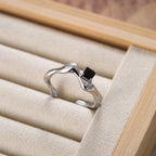 Bague ouverte pour femme au design ondulé avec pierre noire