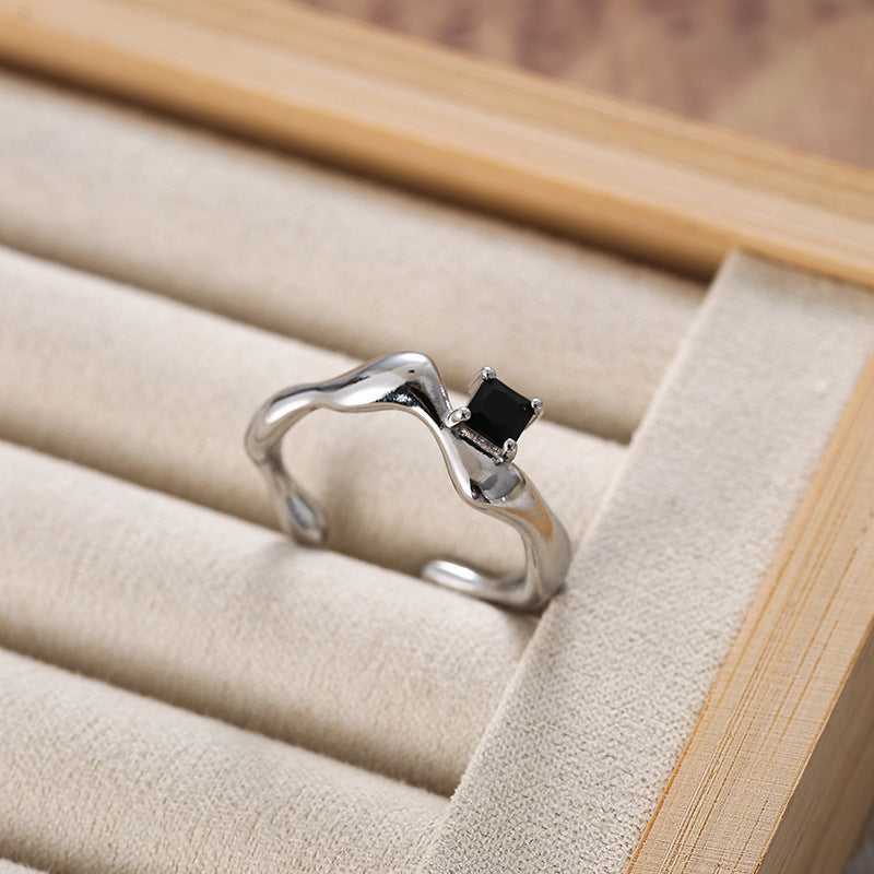 Bague ouverte pour femme au design ondulé avec pierre noire