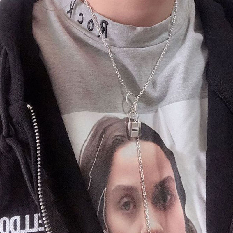 Collier pour femme avec pendentif cadenas unique