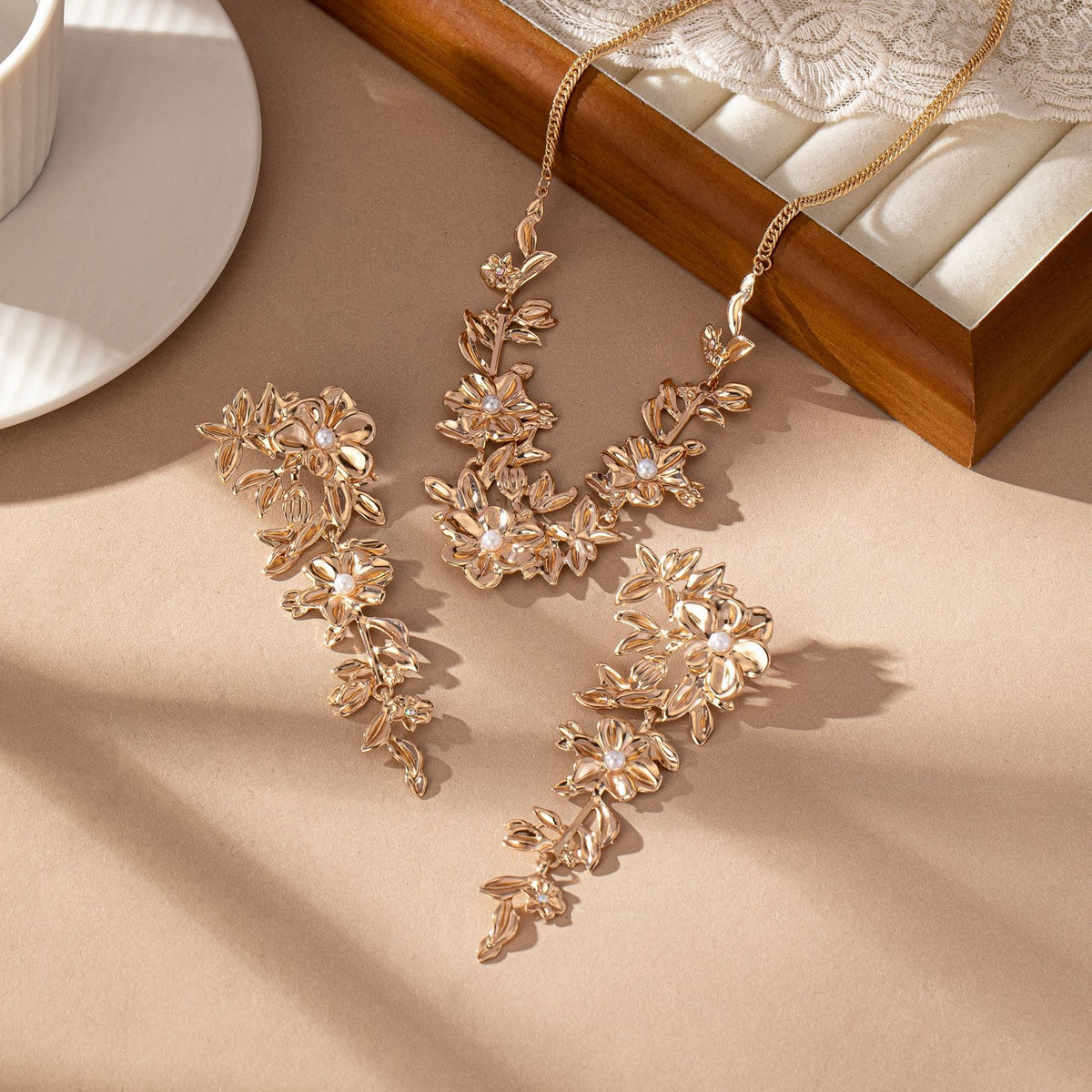 Parure de bijoux pour femme avec ornements floraux et perles