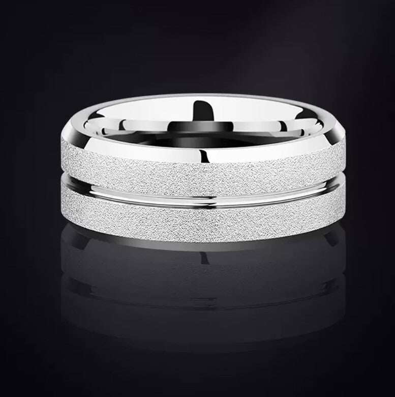 Bague pour homme à surface texturée et lignes élégantes