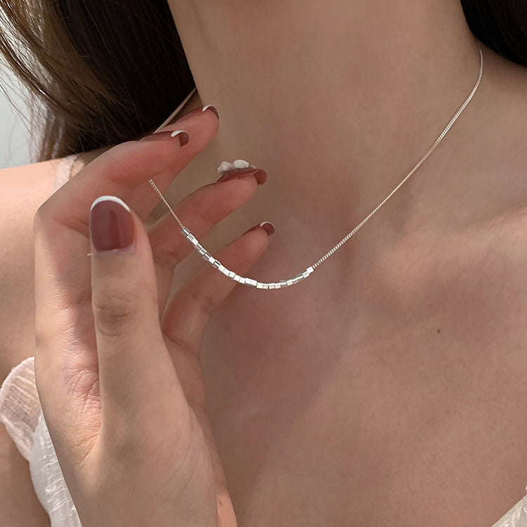 Collier moderne à pendentif géométrique