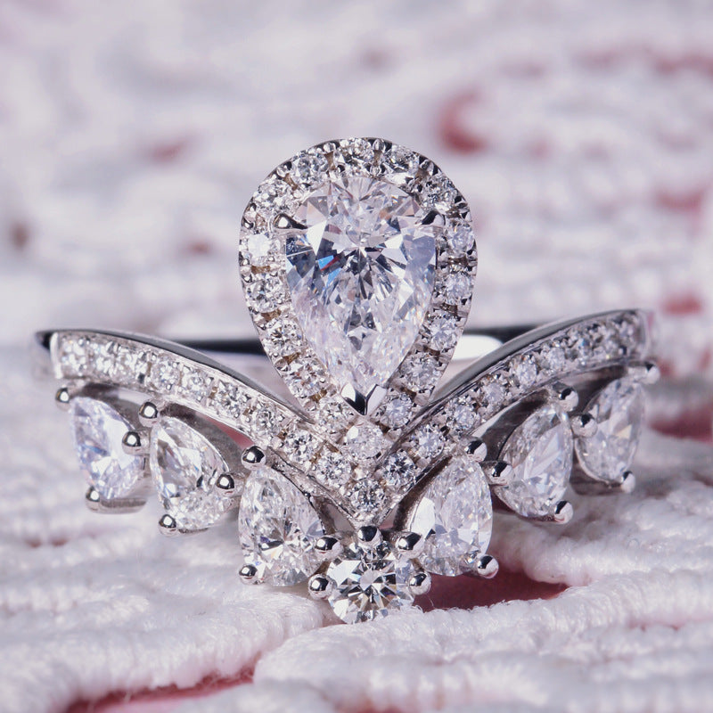 Bague élégante pour femme avec pierre en forme de goutte et cristaux