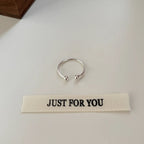 Bague réglable pour femme avec détail sphérique minimaliste