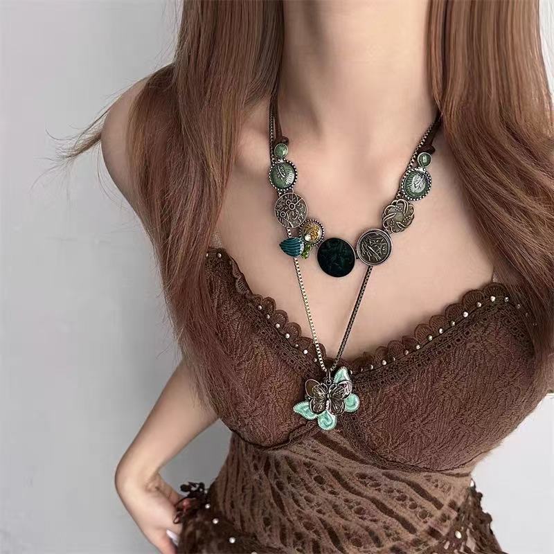 Collier long avec pendentif floral