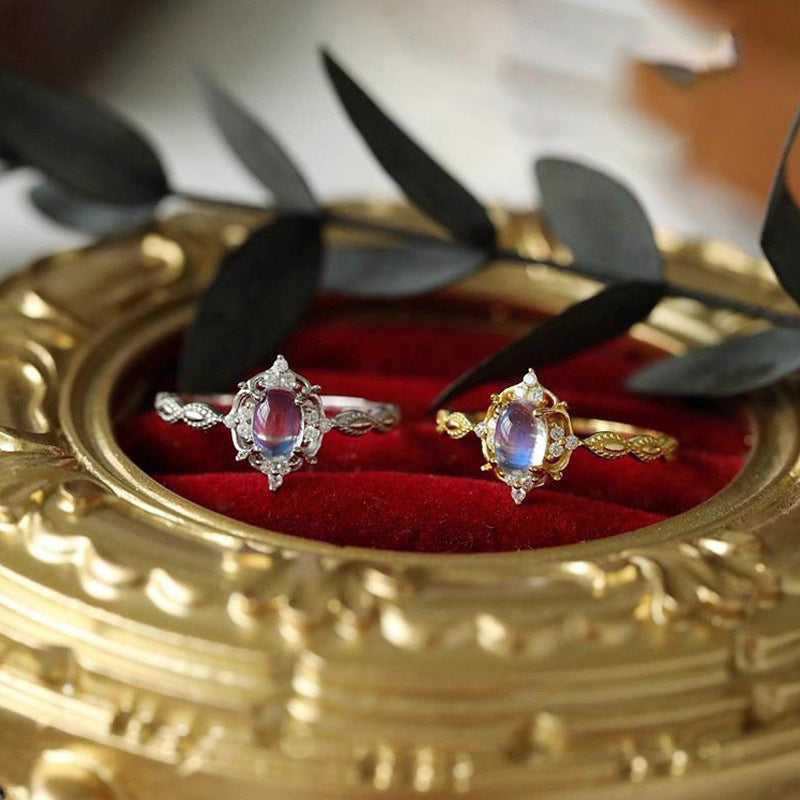 Bague élégante pour femme avec pierre ovale et monture travaillée