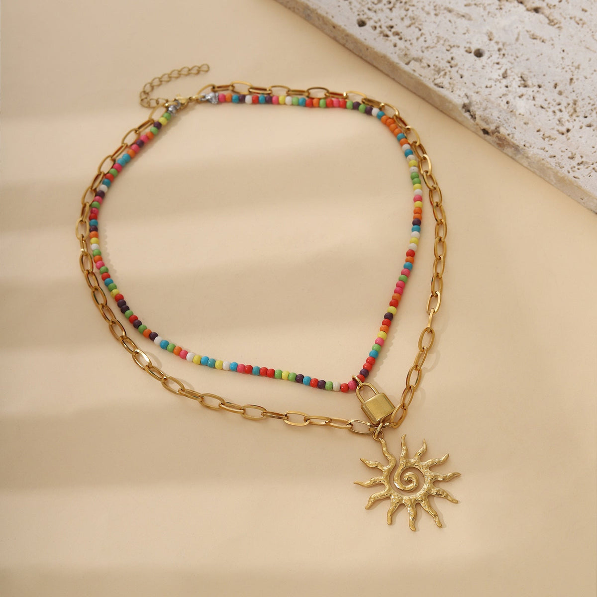 Collier 2 rangs pour femme avec perles colorées et symbole de soleil