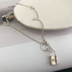 Collier pour femme avec pendentif cadenas unique