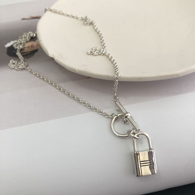 Collier pour femme avec pendentif cadenas unique