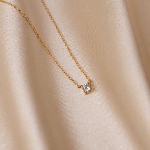 Collier pour femme avec pendentif zircone étincelant et chaîne délicate