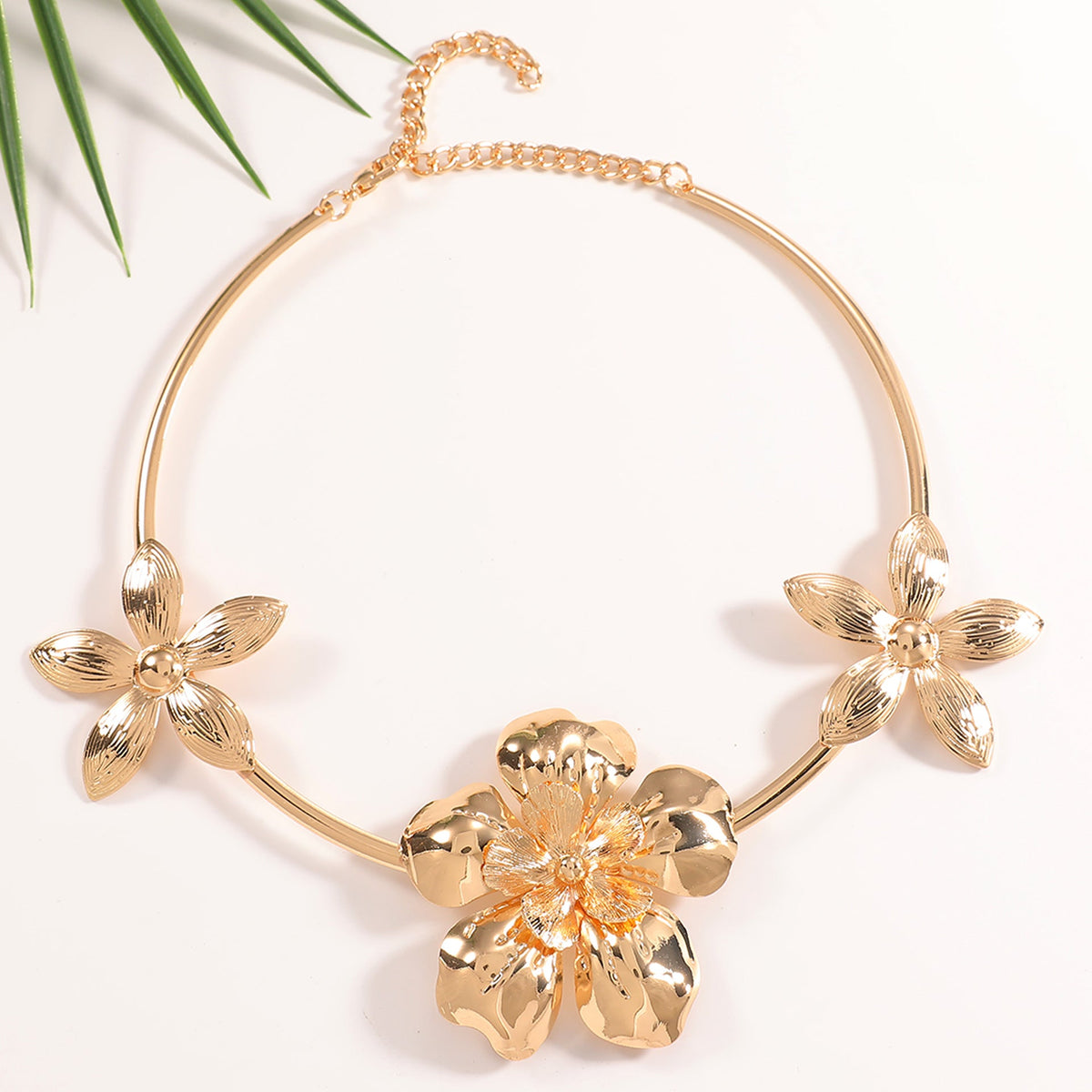 Collier pour femme au design moderne et sculptural