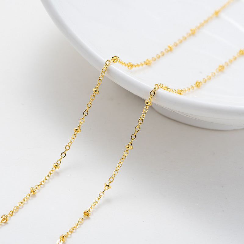 Collier délicat à perles dorées pour femme