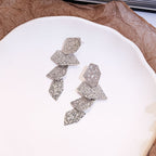 Boucles d'oreilles pendantes pour femme motif feuille