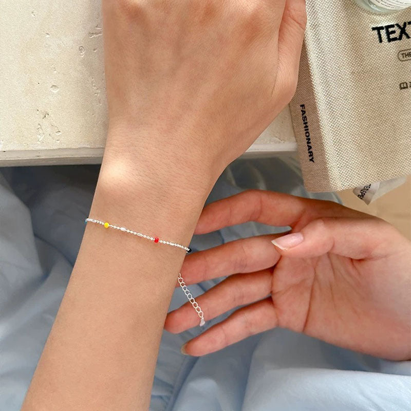 Bracelet à chaîne et perles multicolores délicat