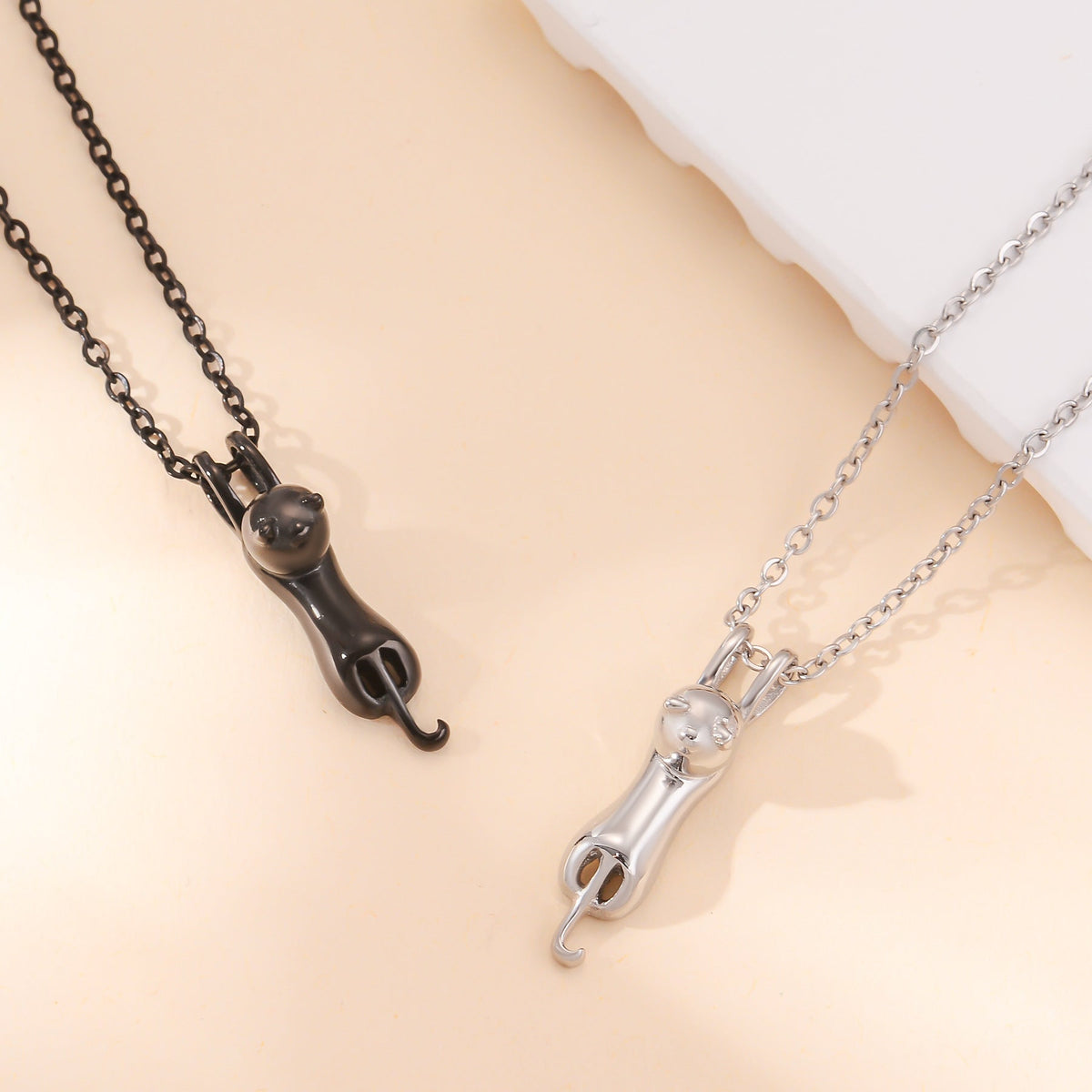 Collier pour femme avec charmant pendentif chat en métal de haute qualité