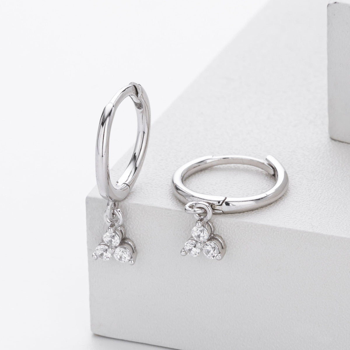 Boucles d'oreilles pendantes avec accents de zircon