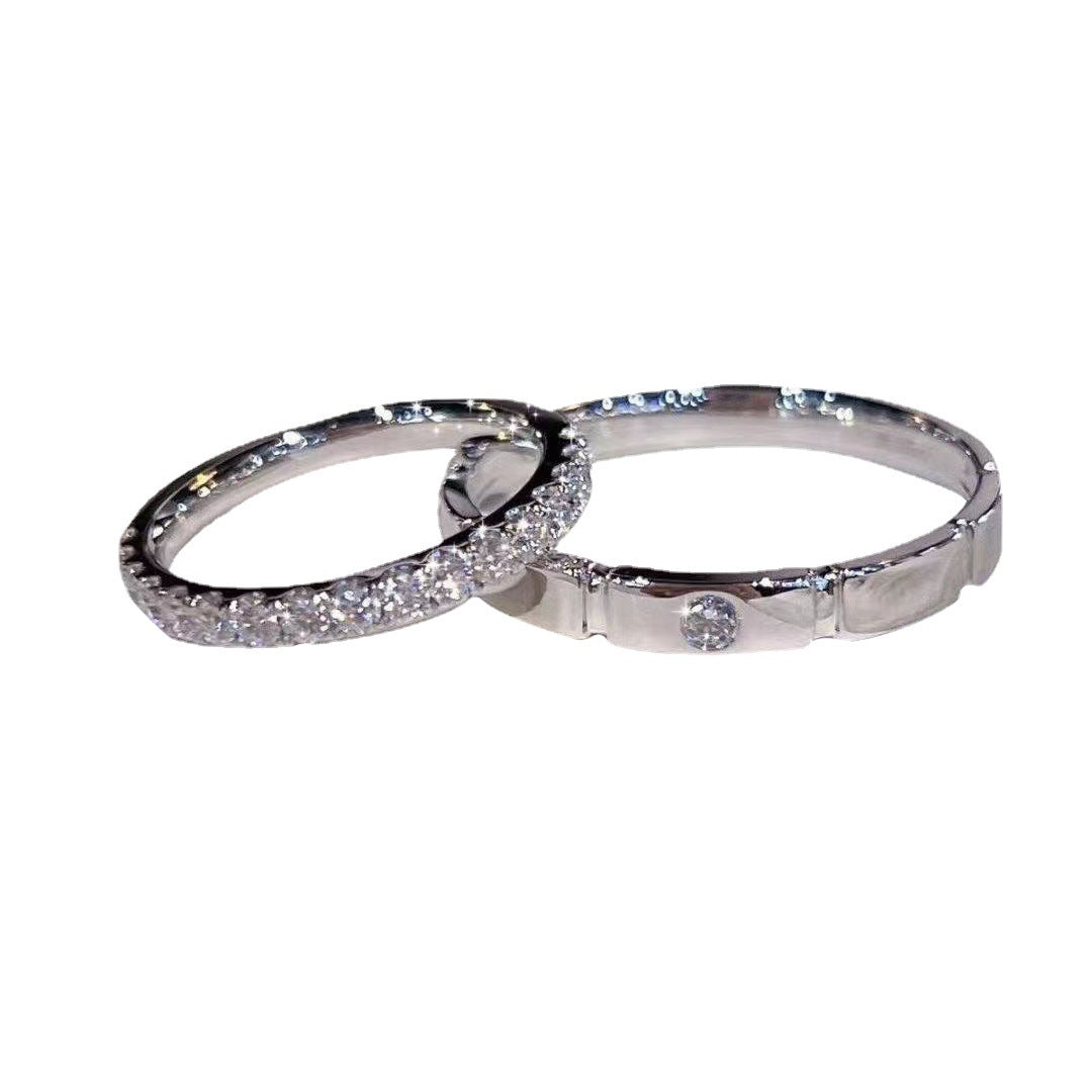 Bague moderne et élégante pour femme avec détail diamant