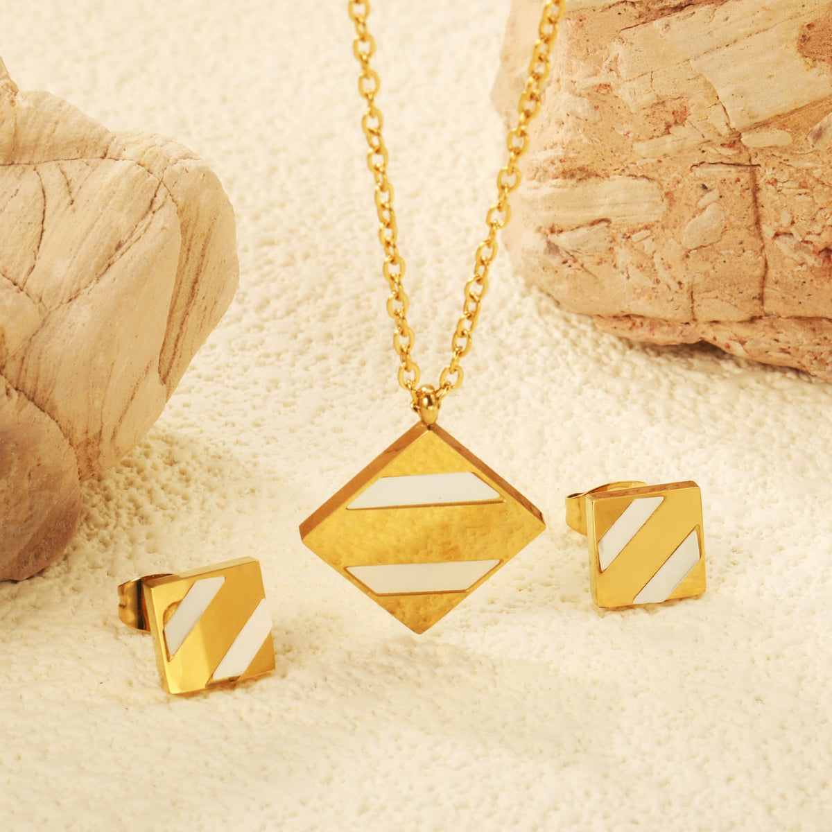 Collier moderne pour femme avec pendentif géométrique