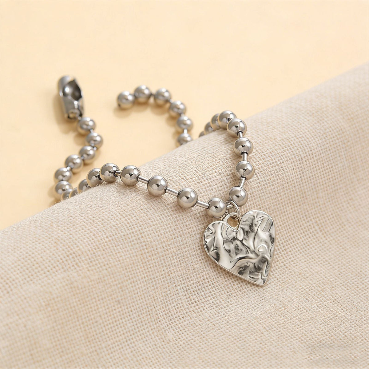 Collier pour femme avec pendentif cœur unique et perles brillantes
