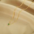 Collier pour femme plaqué or avec accent émeraude