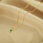 Collier pour femme plaqué or avec accent émeraude